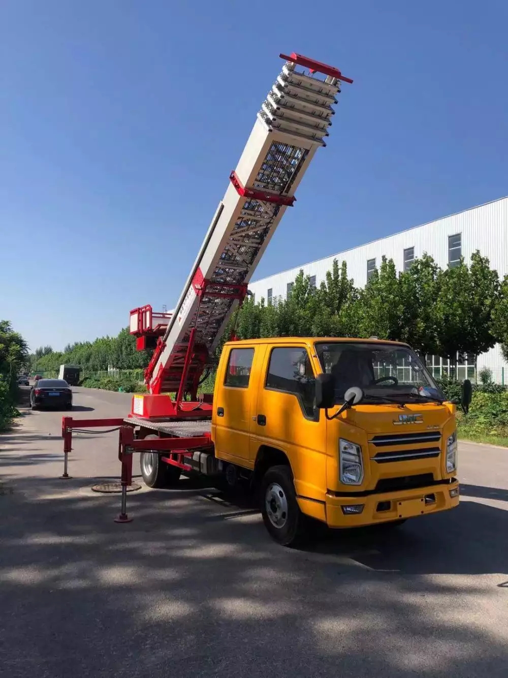 南城县附近的云梯车出租服务：轻松解决高空作业需求