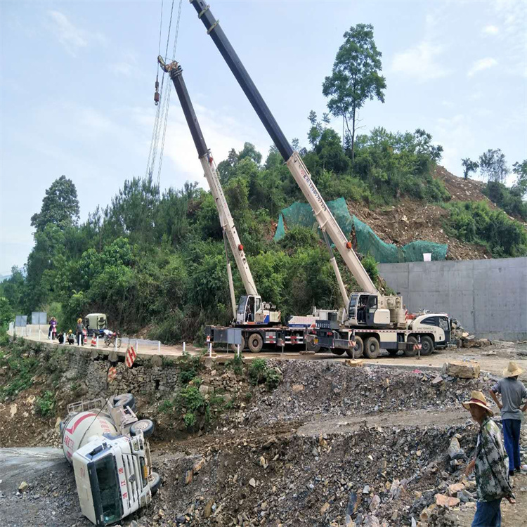 南城县汽车掉沟里叫吊车救援要多少钱